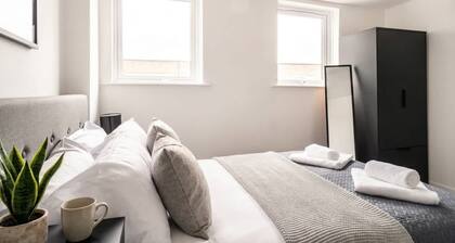 Spacious 1 Bed Apartment in Central Wrexham w WiFi