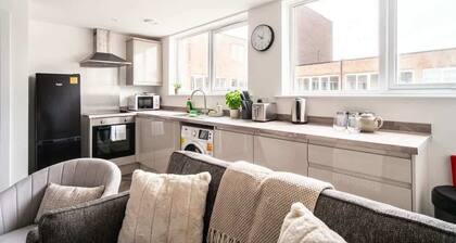 Spacious 1 Bed Apartment in Central Wrexham w WiFi