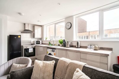 Spacious 1 Bed Apartment in Central Wrexham w WiFi