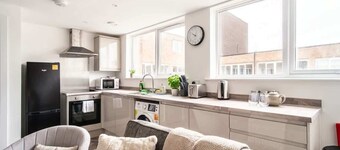 Spacious 1 Bed Apartment in Central Wrexham w WiFi