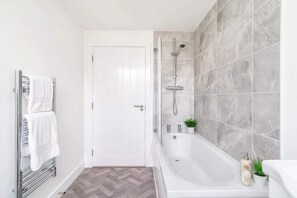 Dusche, kostenlose Toilettenartikel, Haartrockner, Handtücher