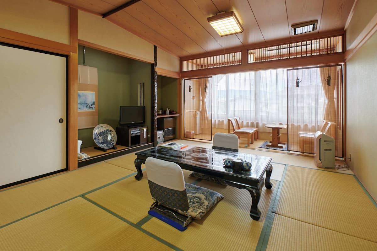 ห้องทราดิชันนัล, ป  ลอดบุหรี่, ห้องน้ำส่วนตัว (Japanese Style, 12 Tatami-mats) | โต๊ะทำงาน, Wi-Fi ฟรี, ผ้าปูที่นอน