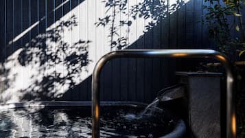 Habitación Premium | Baño | Secador de pelo, zapatillas, bidé electrónico y toallas