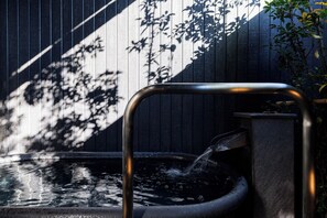 特級客房 | 浴室 | 風筒、拖鞋、智能廁板座廁、提供毛巾