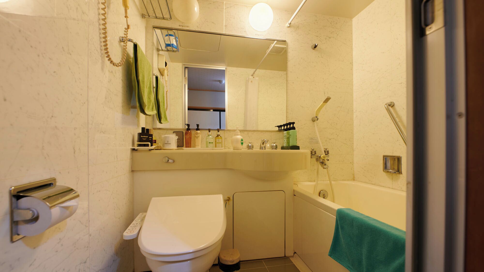 Bilik Mandi | Pengering rambut, selipar, bidet elektronik, tuala disediakan 