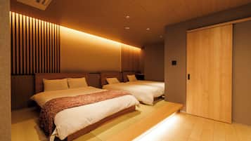 Habitación cuádruple Premier | Escritorio, wifi gratis, ropa de cama