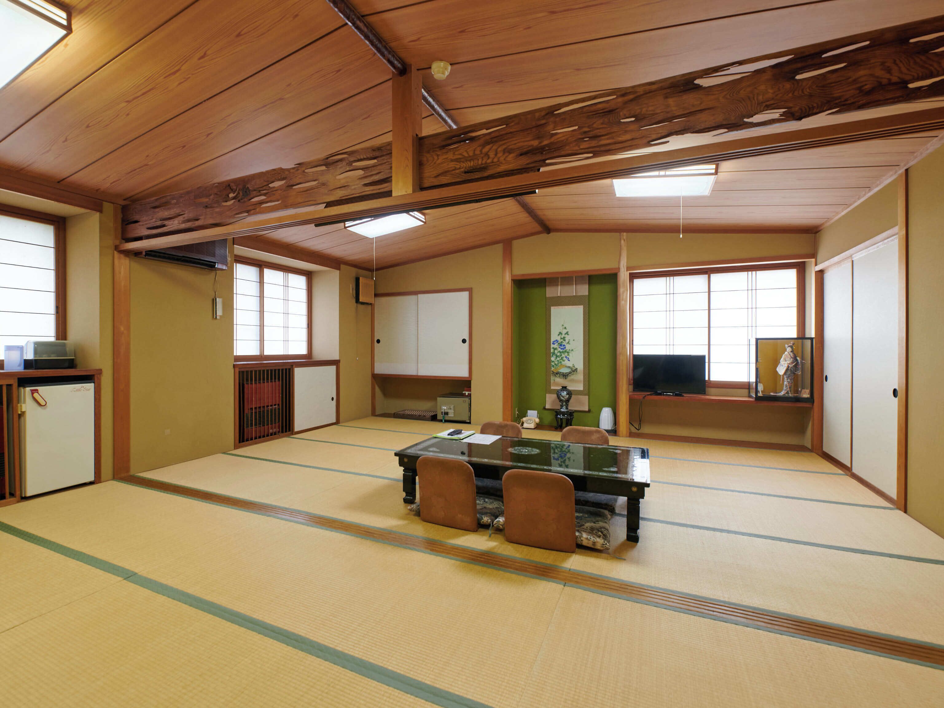 传统客房, 无烟房, 私人浴室 (Japanese, 21 Tatami) | 办公桌、免费 WiFi、床单