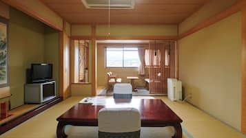 Japanese Style Room, 10 Tatami-mats, Private Bathroom, Non Smoking | Desk, free WiFi, bed sheets