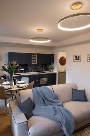 Luxury Apart Daire, Tepe Manzaralı | Oturma alanı | Akıllı televizyon, Netflix, kitaplar, streaming platformları 