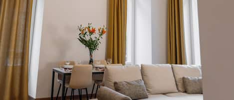 Appartement Luxe, 2 chambres, vue ville | Coin séjour | TV connectée de 55 pouces avec chaßnes par cùble, Netflix, livres