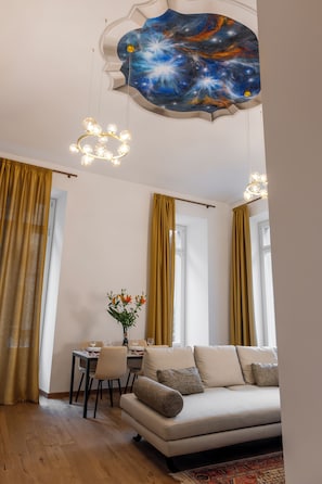 Luxury Apart Daire, 2 Yatak Odası, Şehir Manzaralı | Oturma alanı | Akıllı televizyon, Netflix, kitaplar, streaming platformları 