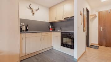 Fridge, oven, stovetop, coffee/tea maker