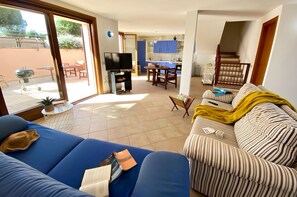 TV - Casa Fabiola - Large Seaside House for Families and Groups near Putzu Idu Beach (Putzu Idu)