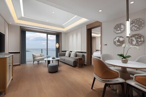 Caja de seguridad en la habitación y espacio para trabajar con laptop