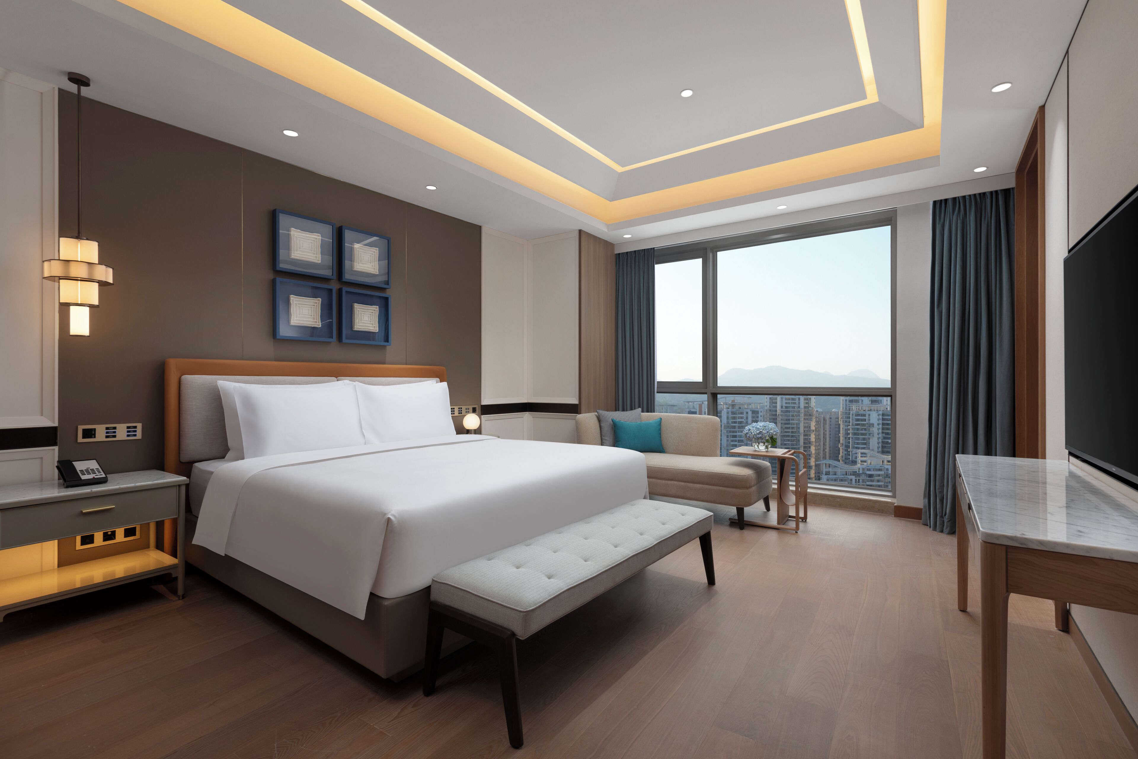 Quarto casal elite, vista para a cidade | Cofres nos quartos, espaço de trabalho para notebook, cortinas blackout
