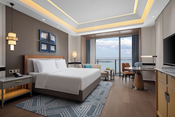 Caja de seguridad en la habitación y espacio para trabajar con laptop