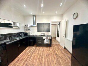 Private kitchen - Sienna Ground Floor 2Bed with Garden (Blackpool)