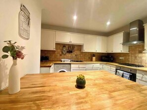 Spices - Coral Suite Pleasure Beach 2Bed Balcony Apartment (Blackpool)