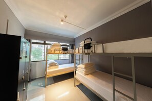 Màn/rèm cản sáng, bàn ủi/dụng cụ ủi quần áo 