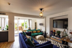 Flat-screen TV - Seadream - Seadream Scarborough Limited (Scarborough)