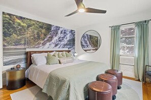 4 bedrooms, iron/ironing board, WiFi, bed sheets - Historic / Modern | .5 Mi Geneva and Seneca Lake (Geneva)