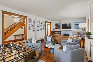Games room - Historic / Modern | .5 Mi Geneva and Seneca Lake (Geneva)