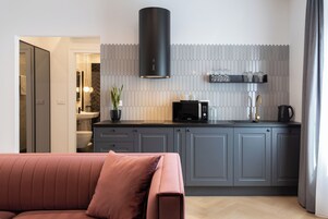 Deluxe Apartment | Private kitchen | Fridge, microwave, stovetop, dishwasher