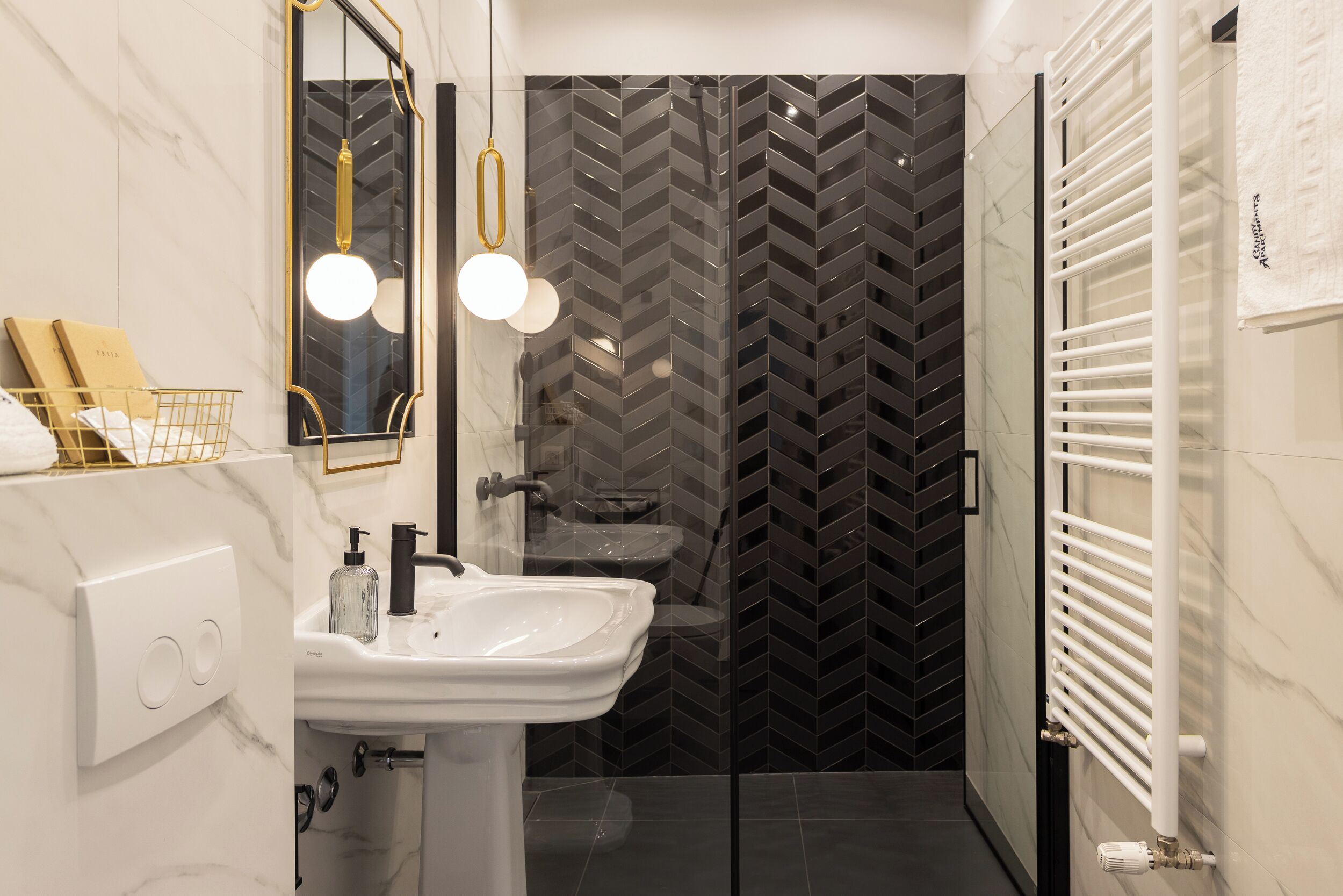 Deluxe Apartment | Bathroom | Shower, towels
