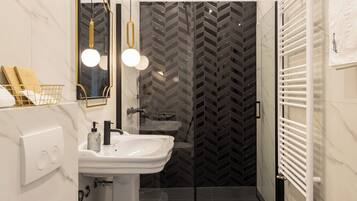 Deluxe Apartment | Bathroom | Shower, towels