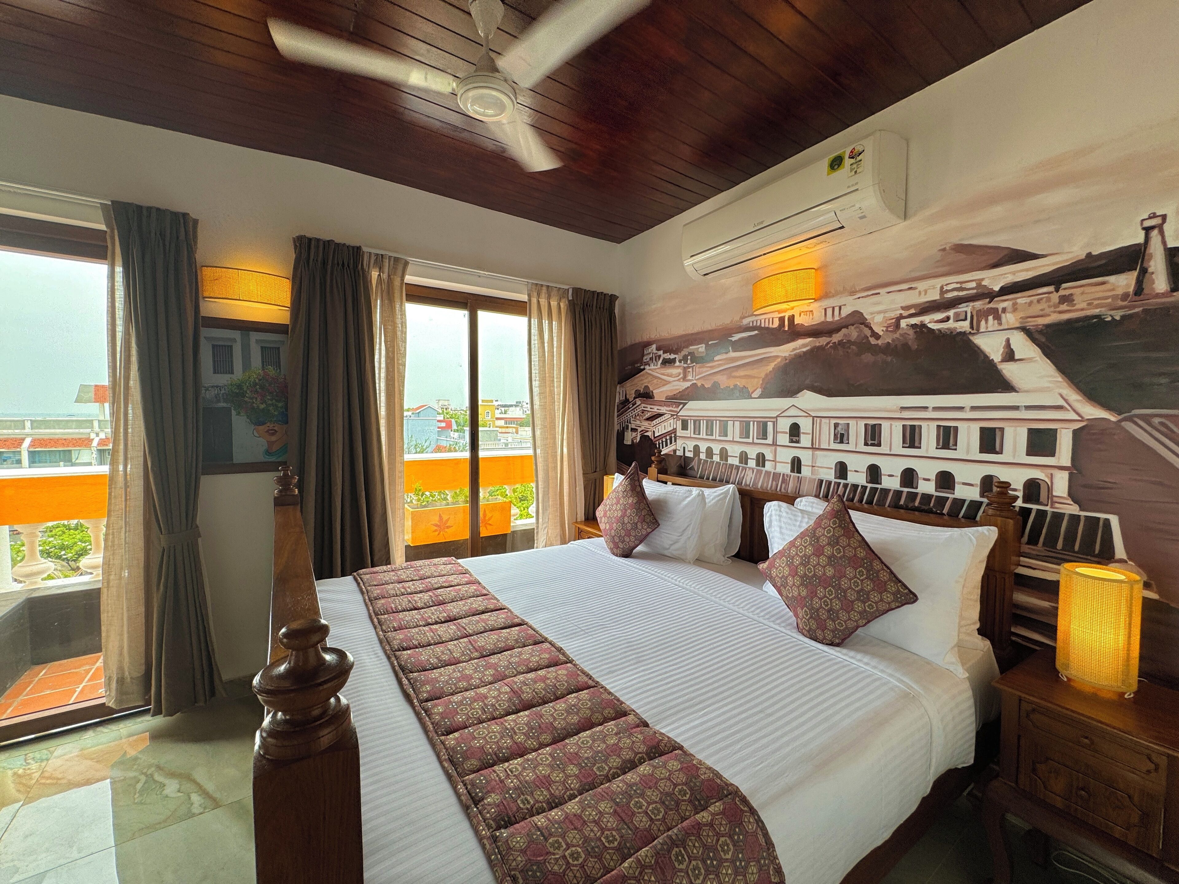 Penthouse, Beach View | Egyptian cotton sheets, premium bedding, iron/ironing board, free WiFi