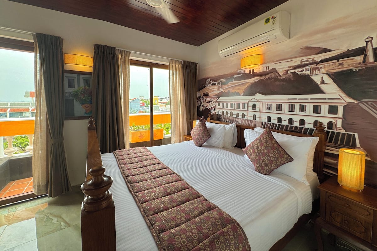 Penthouse, Beach View | Egyptian cotton sheets, premium bedding, iron/ironing board, free WiFi