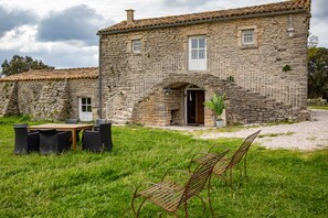 Outdoor dining - Whole lodging : Gîte Arche - Pic St Loup region, Gîte Arche - Pic St Loup region (Ferrières-les-Verreries)