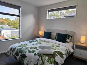 2 bedrooms, iron/ironing board, free WiFi, bed sheets - Tranquil Bamboo Oasis -New 2 Bed Close To CBD (Christchurch)
