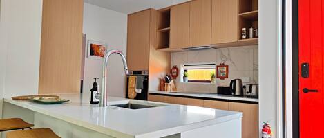 Réfrigérateur, micro-ondes, four, plaque de cuisson