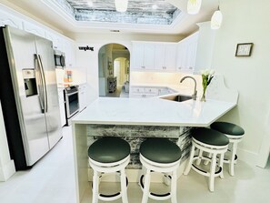 Fridge, microwave, oven, stovetop - Ratiu Beach House White Sand luxury cottage 3 min to private beach 4brooms3bath  (Destin)