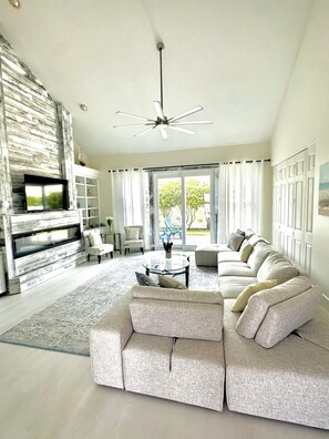 Smart TV, fireplace - Ratiu Beach House White Sand luxury cottage 3 min to private beach 4brooms3bath  (Destin)