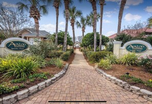 Property grounds - Ratiu Beach House White Sand luxury cottage 3 min to private beach 4brooms3bath  (Destin)