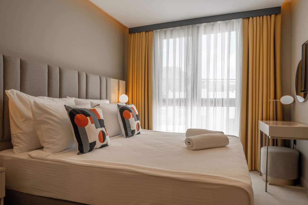 Premium bedding, down comforters, minibar, in-room safe