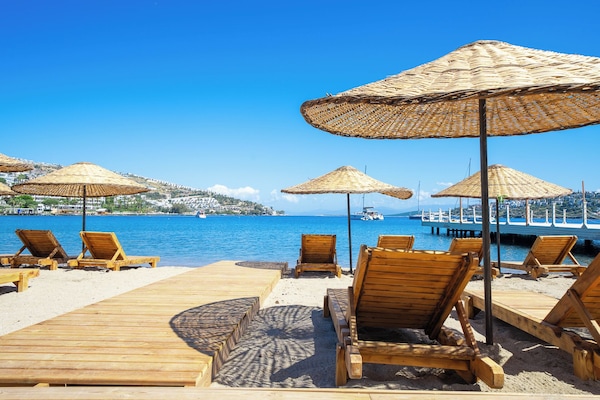 Playa privada, camas de playa gratis, traslado desde/hacia la playa