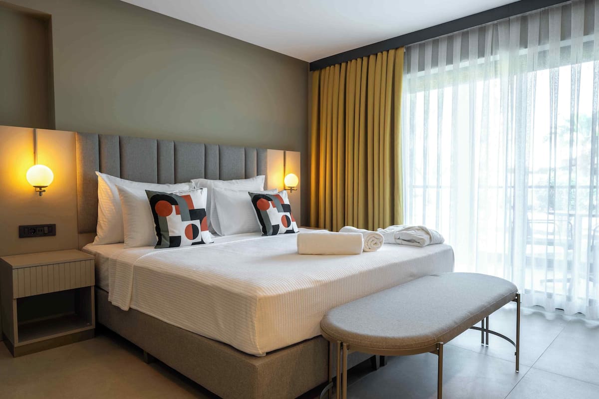 Premium bedding, down comforters, minibar, in-room safe