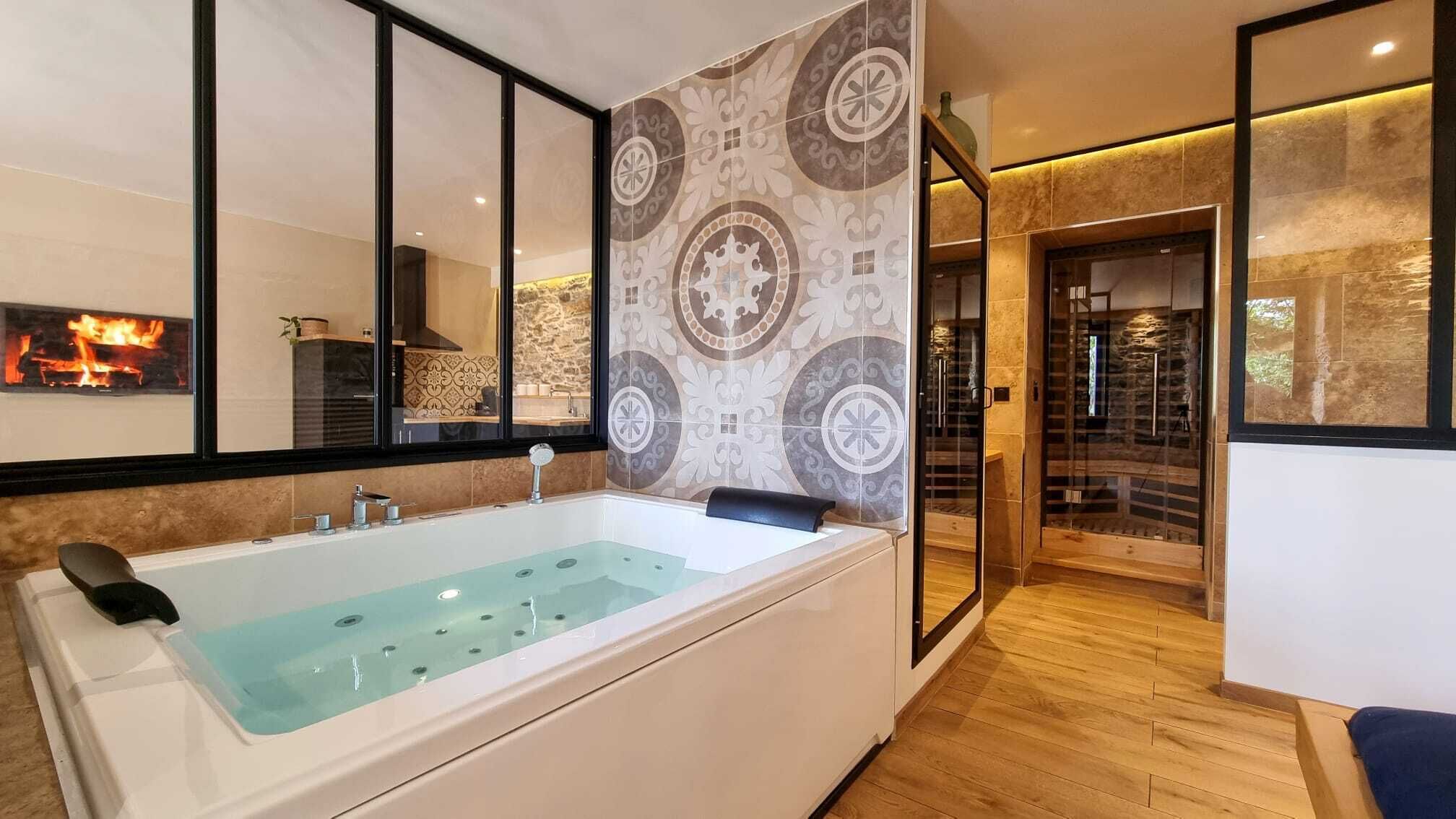 Douche, baignoire à jets, sèche-cheveux, serviettes fournies