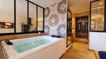 Douche, baignoire à jets, sèche-cheveux, serviettes fournies