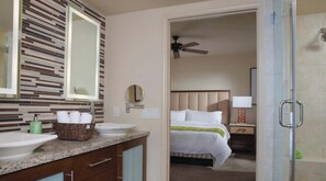 Bruser, hårtørrer, håndklæder