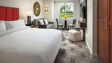 Een bureau, een strijkplank/strijkijzer, reisbedje, wifi