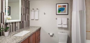 Douche, sèche-cheveux, serviettes fournies