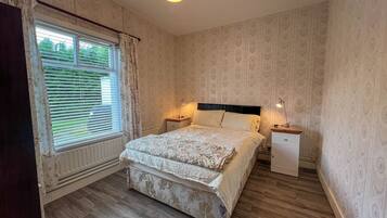 3 bedrooms, desk, iron/ironing board, free WiFi