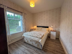 3 chambres, bureau, fer et planche à repasser, accès au Wi-Fi (inclus)