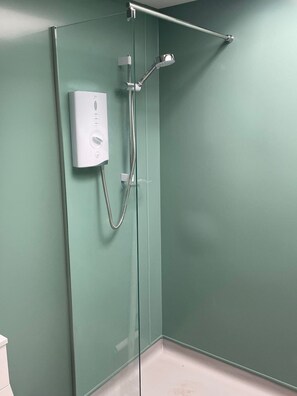 Sèche-cheveux, serviettes fournies, savon, papier toilette