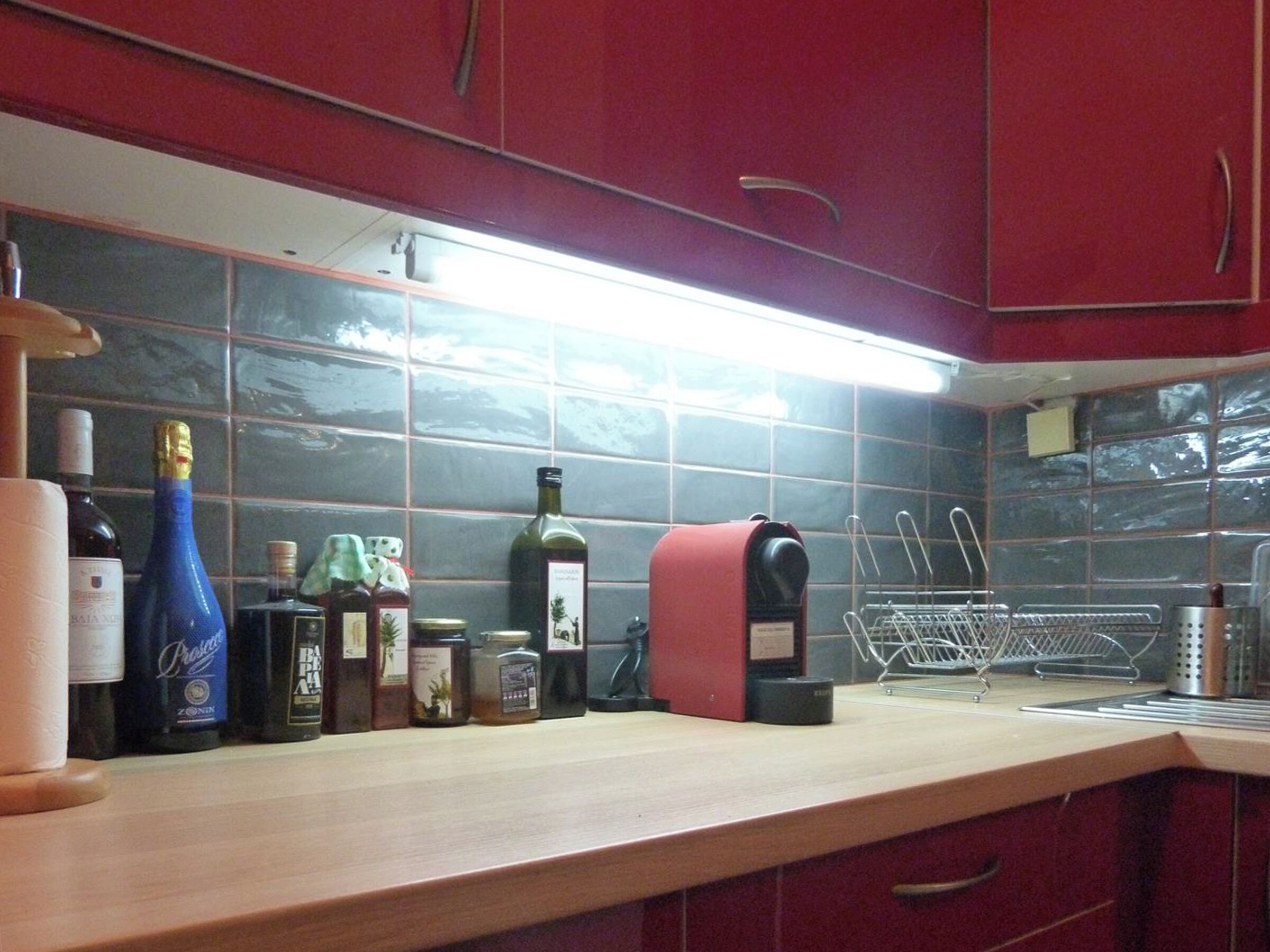 Coffee/tea maker, fridge, oven, stovetop