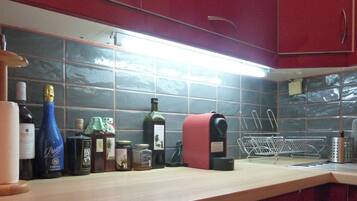Coffee/tea maker, fridge, oven, stovetop
